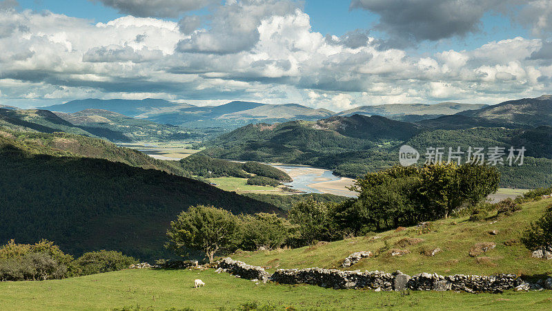 Afon Mawddach和Cadair Idris的美丽全景(斯诺登尼亚，威尔士，英国)